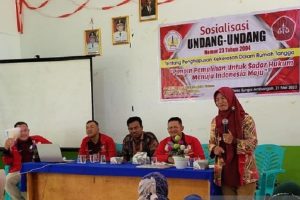 Aktris Nuryanti buka KLPPM Magister Hukum Untan Pontianak di Desa Ambangah
