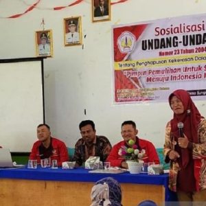 Aktris Nuryanti buka KLPPM Magister Hukum Untan Pontianak di Desa Ambangah