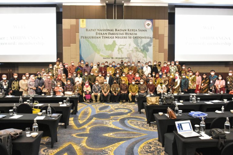 Dekan FH Untan pada Rapat Nasional Badan Kerja Sama Dekan FH PTN Se ...