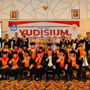 Yudisium 117 Lulusan Periode II 2022/2023 & Penghargaan Dekan FH UNTAN Kepada 3 Lulusan Berpredikat