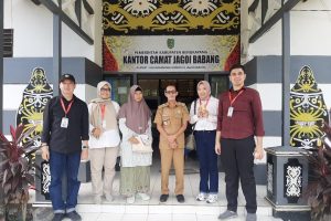 Tim Peneliti FH UNTAN dan UNOSO Laksanakan Survei Lapangan di Wilayah Perbatasan Jagoi Babang, Kabupaten Bengkayang-Gambar 1 Wawancara Camat Jagoi Babang