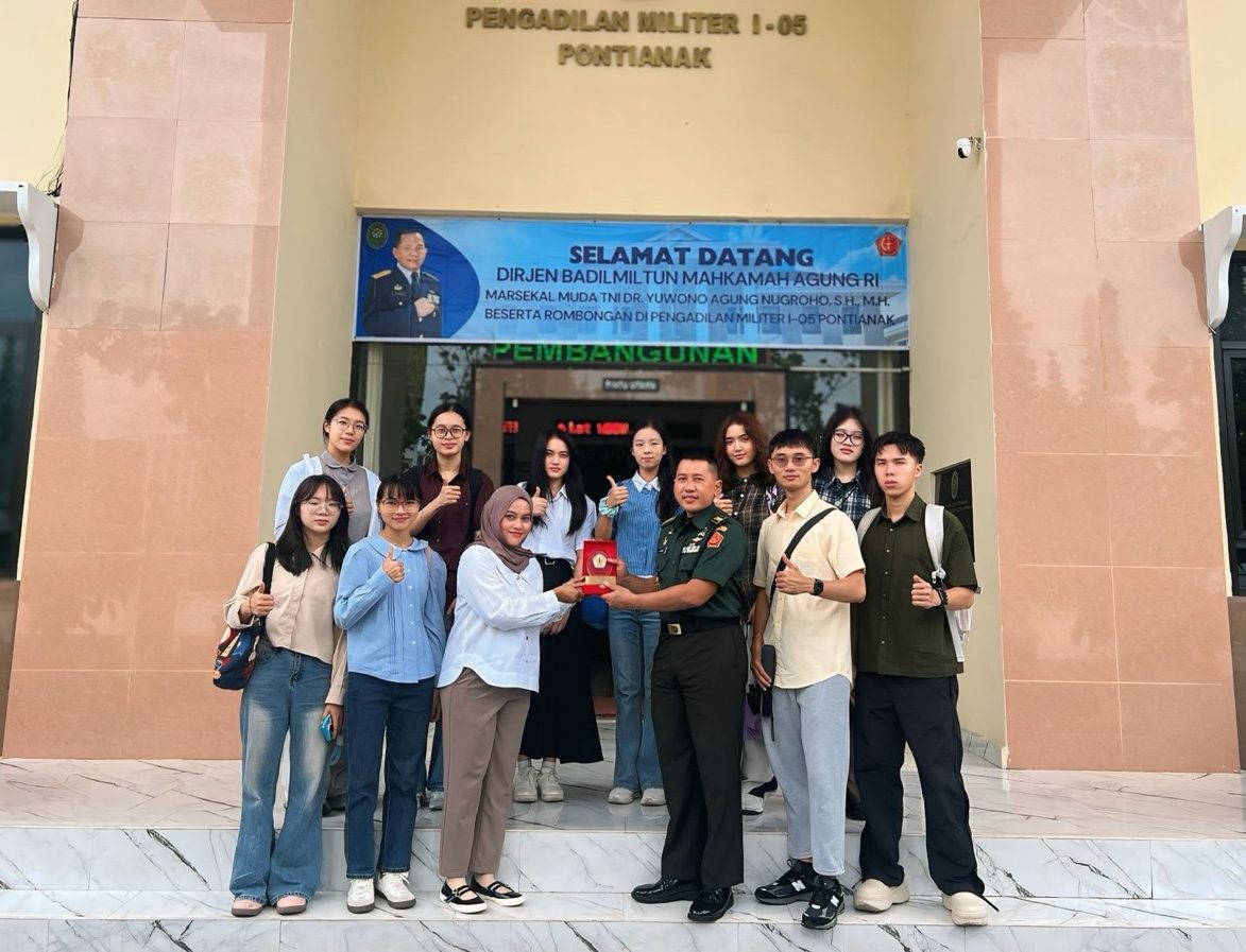 Pertukaran plakat antara FH Untan dan Pengadilan Militer I-05 Pontianak