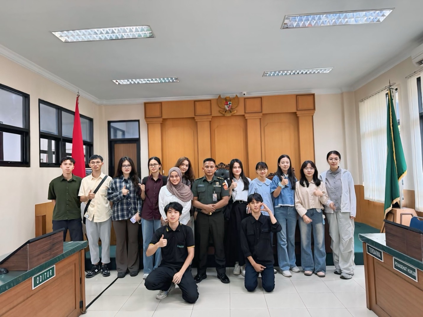 Serah terima plakat kenang-kenangan dengan Pengadilan Militer I-05 Pontianak